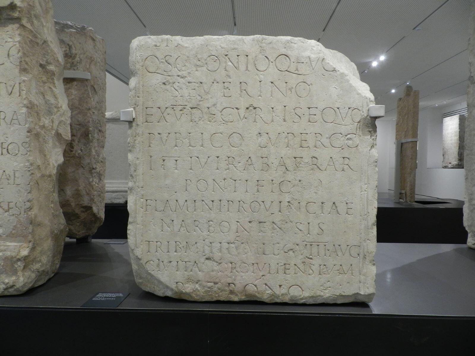 Statue, piédestal_0