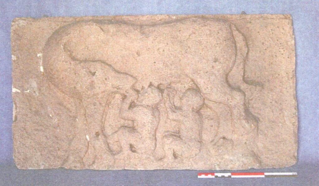 Relief à la louve, 1900-1950