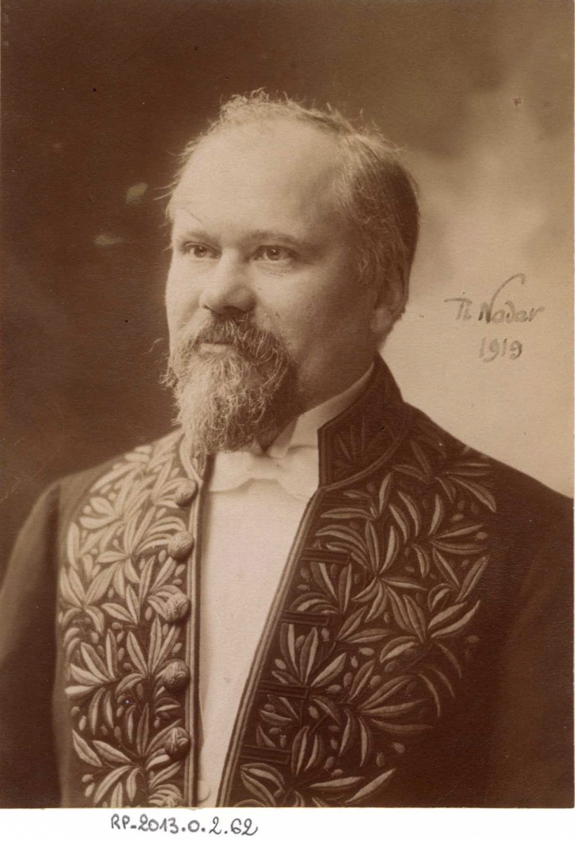 Portrait de Raymond Poincaré en académicien (titre factice), Atelier Nadar, 1919 prise de vue