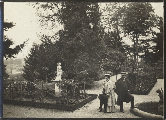 Henriette et Raymond Poincaré dans le parc à Sampigny (titre factice), 1920 vers
