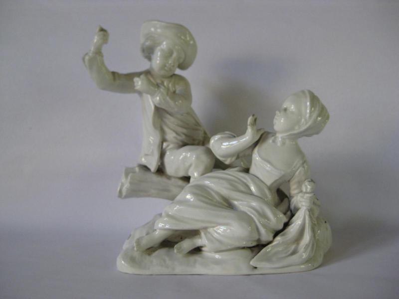 Couple d'enfants mimant une scène_0