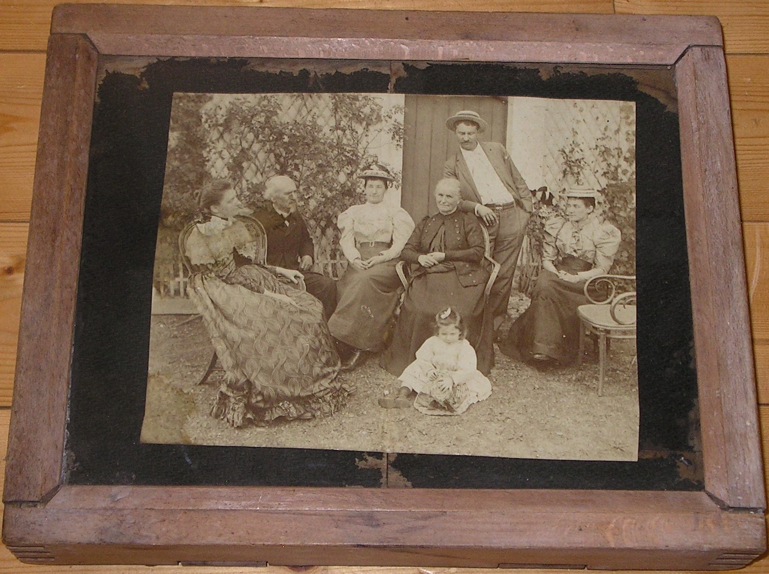 Famille Waidmann dans une cour, Pierre Waidmann, 1902 vers