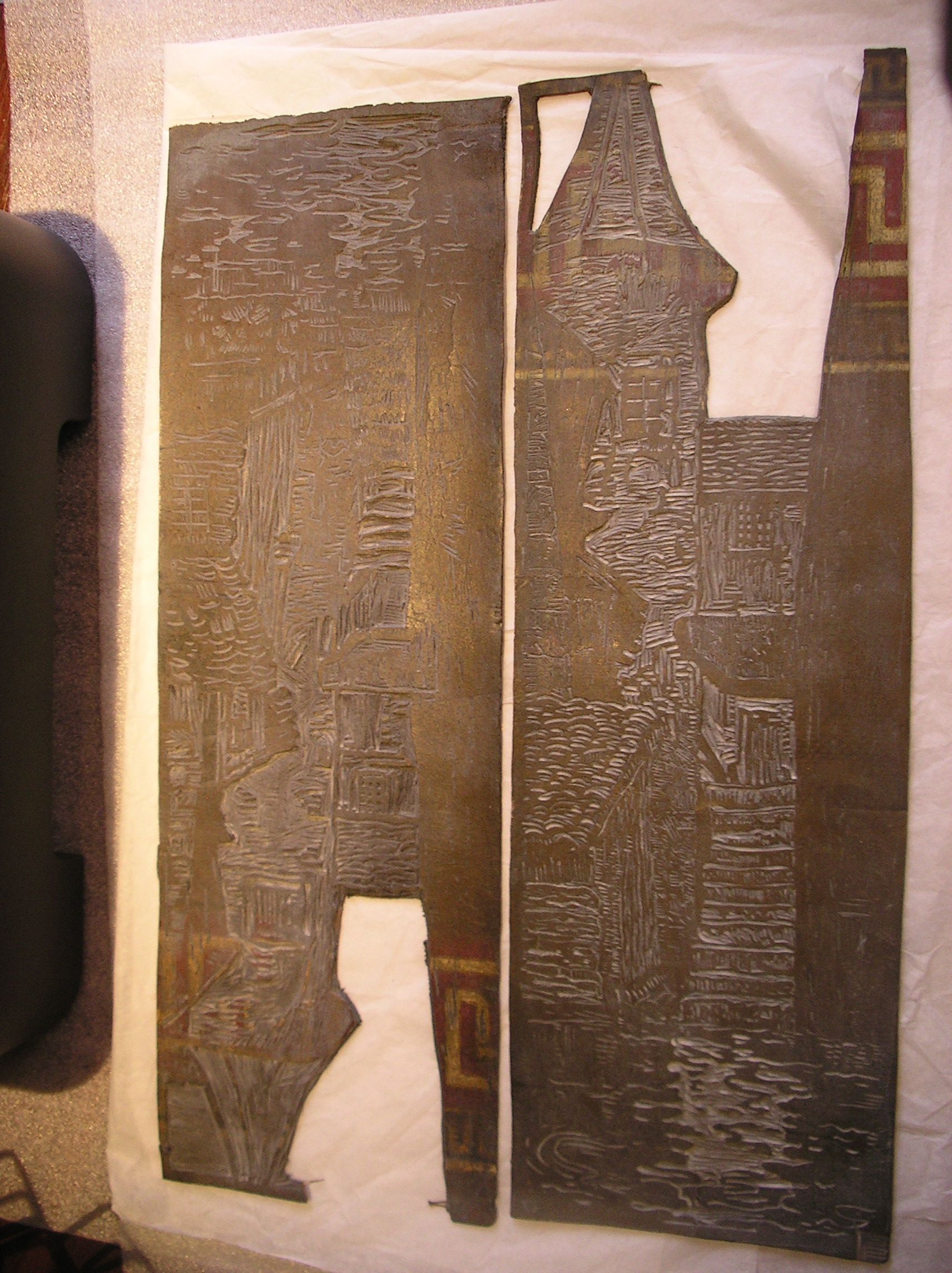 Lot de 2 plaques gravées et peintes représentant une tourelle et un cours d'eau. Revers : motif de frise grecque, Pierre Waidmann, années 1930?