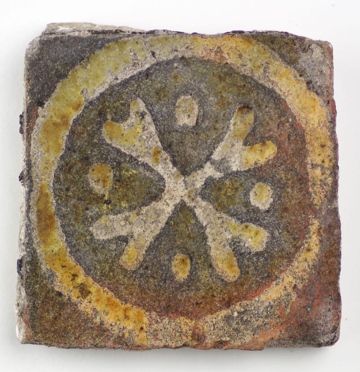 Croix cantonnée de quatre points, inscrite dans une couronne_0