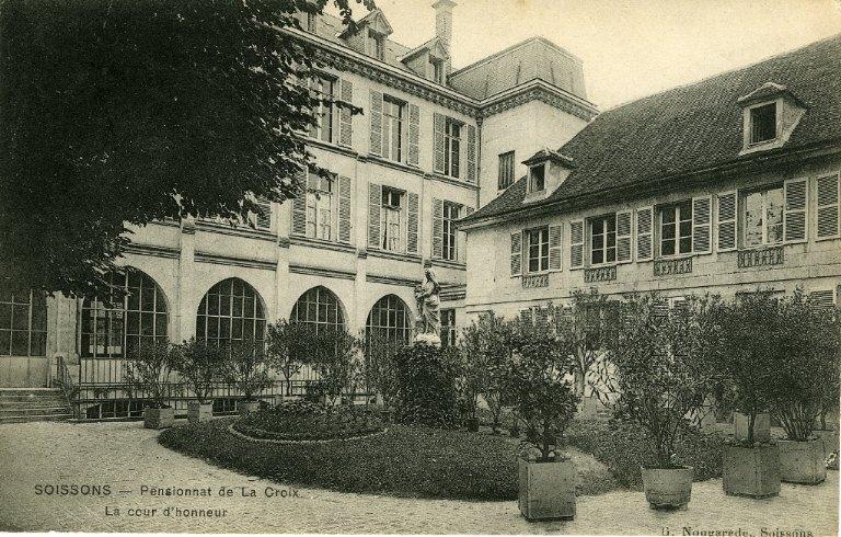 Soissons - Pensionnat de la Croix - La cour d'honneur_0
