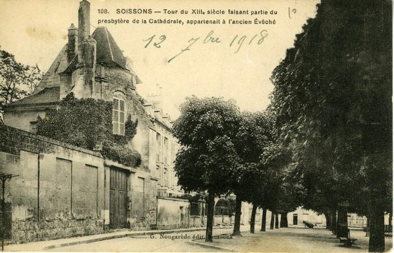 Soissons - Tour du XIIIe siècle faisant partie du presbytère de la Cathédrale, appartenait à l'ancien Evêché_0