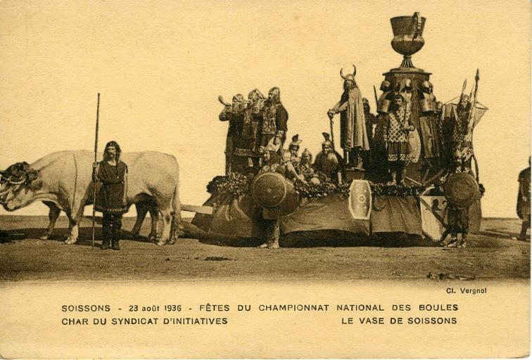 Soissons - 23 août 1936 - Fêtes du championnat national des boules - Char du syndicat d'initiatives - Le vase de Soissons_0
