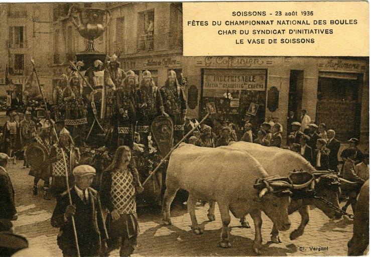 Soissons - 23 août 1936 - Fêtes du championnat national des boules - Char du syndicat d'initiatives - Le vase de Soissons_0