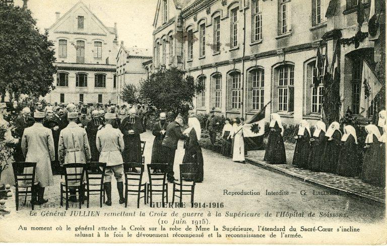 Soissons - Guerre 1914-1916 - Le général Julien remettant la Croix de guerre à la supérieure de l'hôpital de Soissons_0
