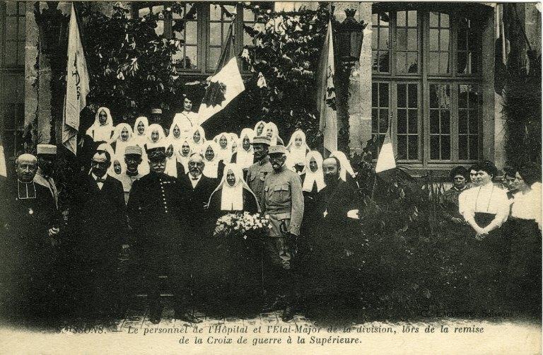 Soissons -Le personnel de l'hôpital et l'Etat Major de la division, lors de la remise de la Croix de guerre à la Supérieure_0