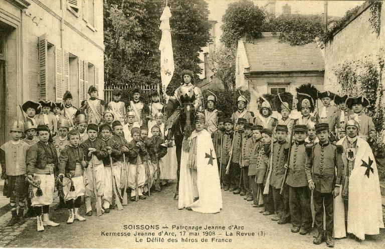 Soissons - Patronage 'Jeanne d'Arc', 17 mai 1908 - La revue - Le défilé des héros de France_0