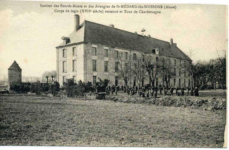 Institut des Sourds-muets et des aveugles de Saint-Médard-les-Soissons (Aisne)- Corps de logis (XVIIe siècle) restauré et tour de Charlemagne_0