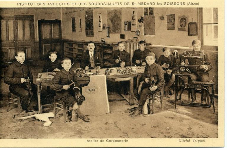 Institut des sourds-muets et des aveugles de Saint-Médard-les-Soissons (Aisne) - Atelier de cordonnerie_0