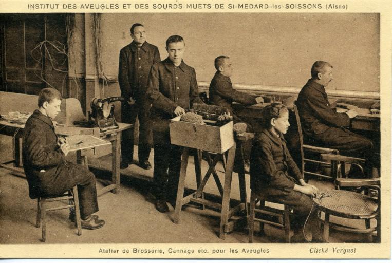Institut des sourds-muets et des aveugles de Saint-Médard-les-Soissons (Aisne) -Atelier de brosserie, cannage etc. pour les aveugles_0