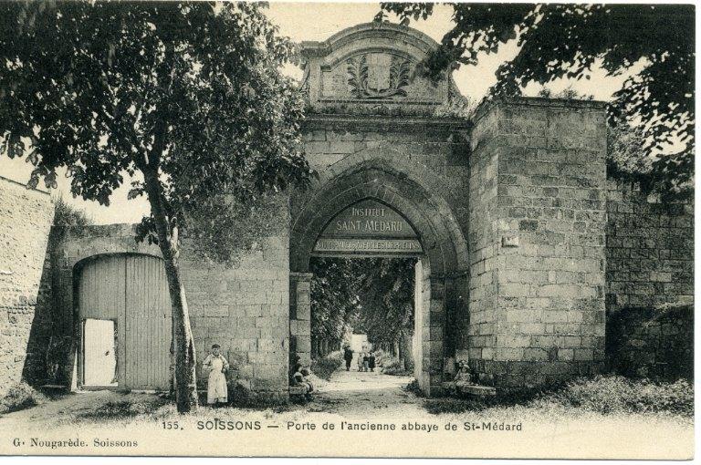 Soissons - Porte de l'ancienne abbaye de Saint-Médard_0