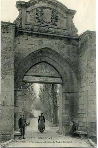 Soissons - La porte de l'ancienne Abbaye de Saint-Médard_0