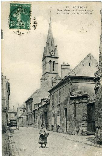 Soissons - Rue Messire Pierre Leroy et clocher de Saint-Waast_0