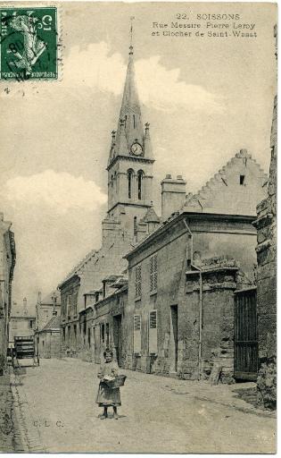 Soissons - Rue Messire Pierre Leroy et clocher de Saint-Waast_0