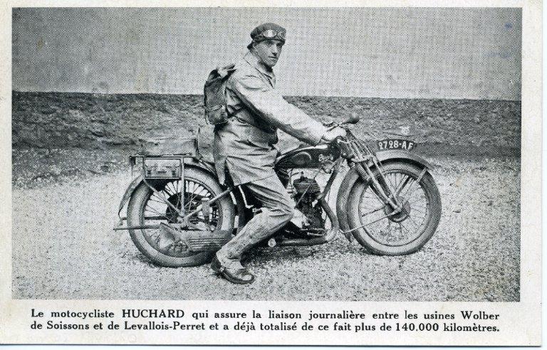 Le motocycliste Huchard qui assure la liaison journalière entre les usines Wolber de Soissons et de Levallois-Perret et a déja totalisé de ce fait plus de 140000 kilomètres_0