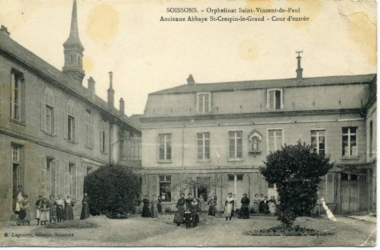 Soissons - Orphelinat Saint-Vincent-de-Paul -Ancienne abbaye Saint-Crépin-le-Grand - Cour d'entrée_0