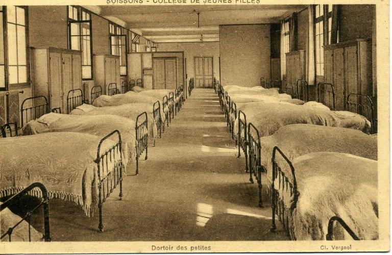 Soissons - Collège de Jeunes Filles - Dortoir des petites_0