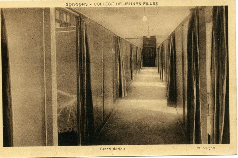 Soissons - Collège de Jeunes Filles - Grand dortoir_0