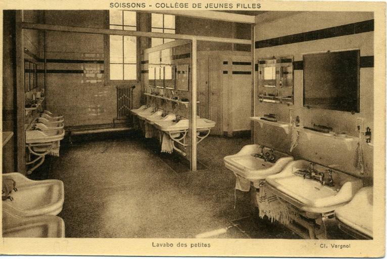 Soissons - Collège de Jeunes Filles - Lavabo des petites_0