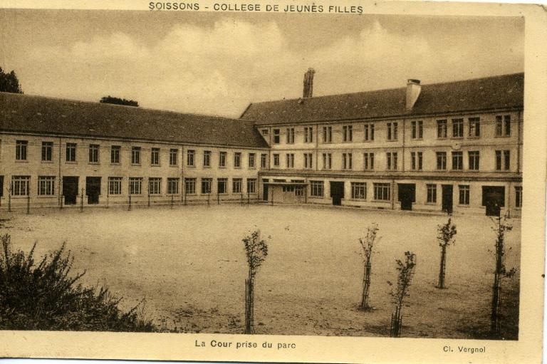 Soissons - Collège de Jeunes Filles - La Cour prise du parc_0