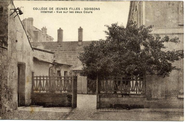 Soissons - Collège de Jeunes Filles - Internat - Vue sur les deux Cours_0
