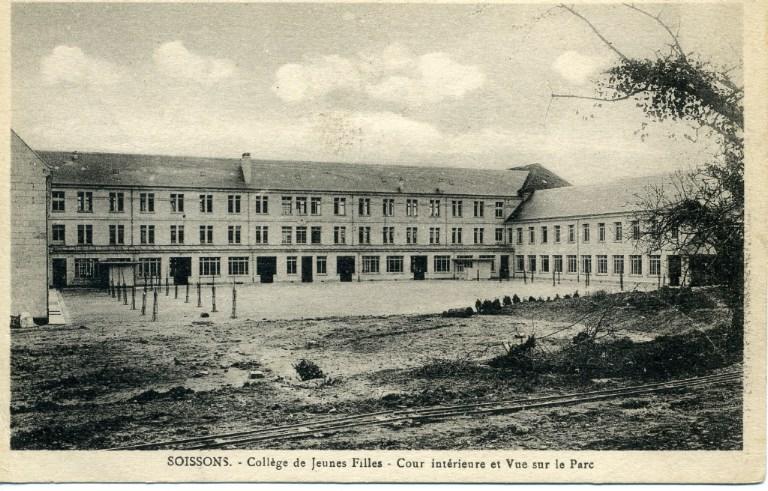 Soissons - Collège de Jeunes Filles - Cour intérieure et Vue sur le Parc_0