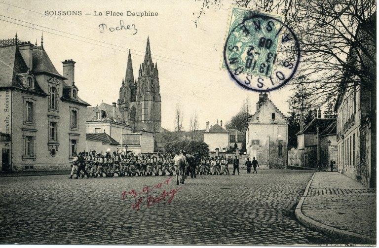 Soissons - La place Dauphine_0
