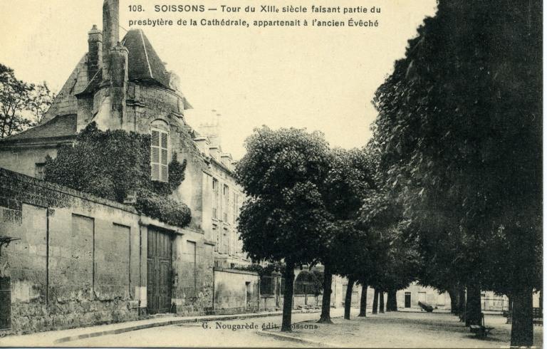 Soissons - Tour du XIIIe siècle faisant partie du presbytère de la Cathédrale, appartenant à l'ancien Evêché_0