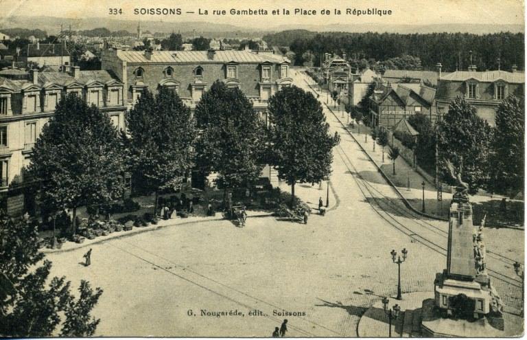 Soissons - La Rue Gambetta et la Place de la République_0