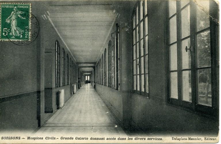 Soissons - Hospices Civils - Grande Galerie donnant accès dans les divers services_0