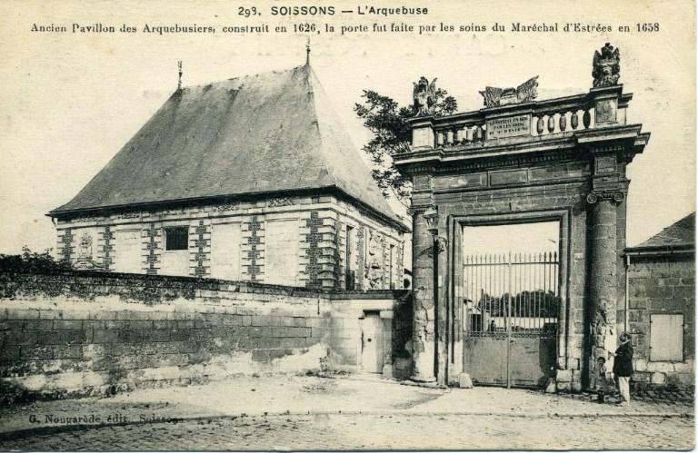 Soissons - L'Arquebuse. Ancien pavillon des Arquebusiers, construit en 1626, la porte fut faite par les soins du Maréchal d'Estrées en 1658_0
