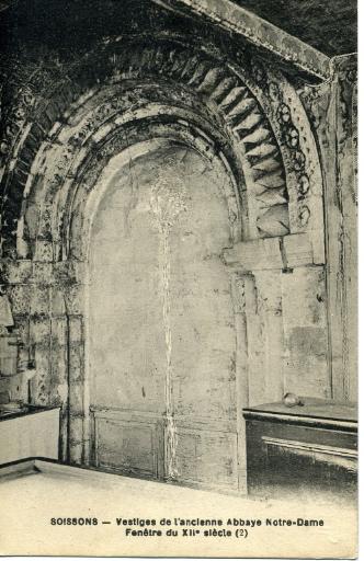 Soissons - Vestiges de l'ancienne Abbaye Notre-Dame - Fenêtre du XIIe siècle_0