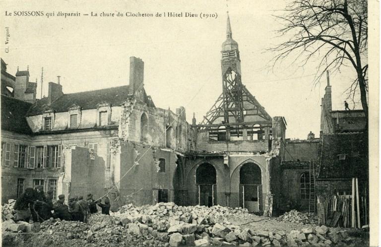 Le Soissons qui disparaît - La chute du Clocheton de L'Hôtel Dieu (1910)_0