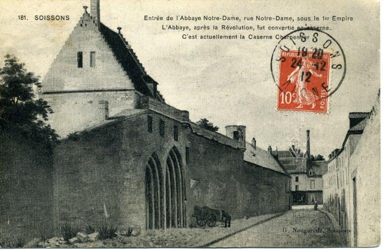 Soissons - Entrée de l'Abbaye Notre Dame, rue Notre-Dame, sous le 1er Empire. L'Abbaye, après la Révolution, fut convertie en caserne. C'est actuellement la Caserne Charpentier_0