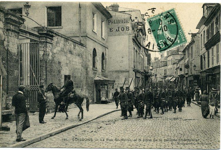 Soissons - La rue Saint-Martin et la porte de la caserne Charpentier_0
