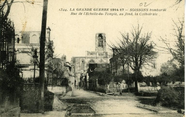 La Grande Guerre 1914-1917 - Soissons bombardé - Rue de l'échelle du Temple, au fond, la cathédrale_0