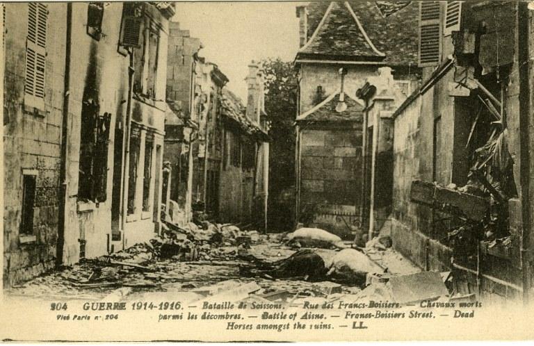 Guerre 1914-1916 - Bataille de Soissons - Rue des Francs-Boisiers - Chevaux morts parmis les décombres_0