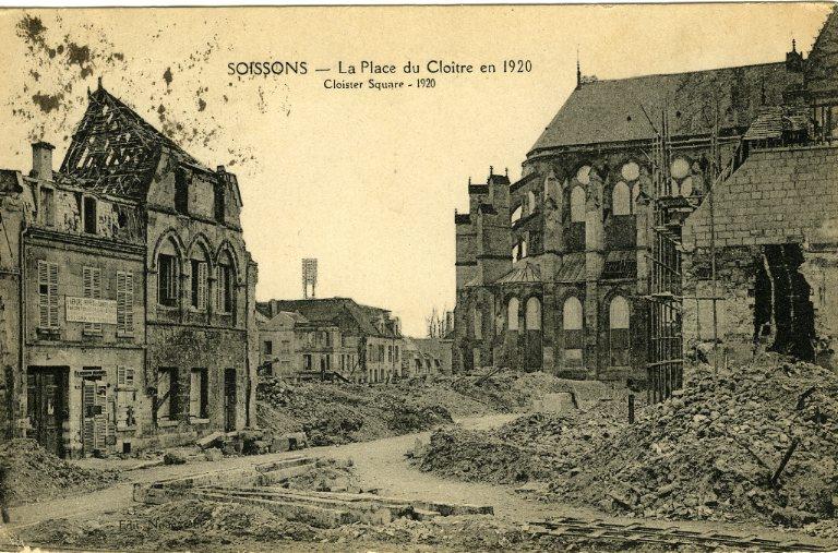 Soissons - La Place du Cloître en 1920_0