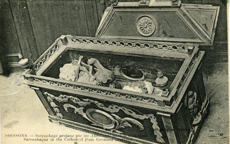 Soissons - Sarcophage profané par les allemands dans la Cathédrale_0