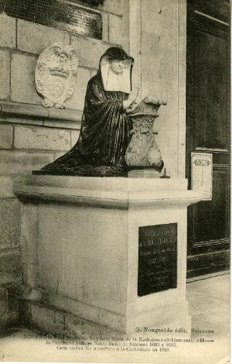 Soissons - Cathédrale - Statue de Gabrielle Marie de la Rochefoucault-Liancourt. Abbesse de l'ancienne Abbaye Notre-Dame de Soissons 1683 à 1693. Cette statue fut transférée à la Cathédrale en 1821_0