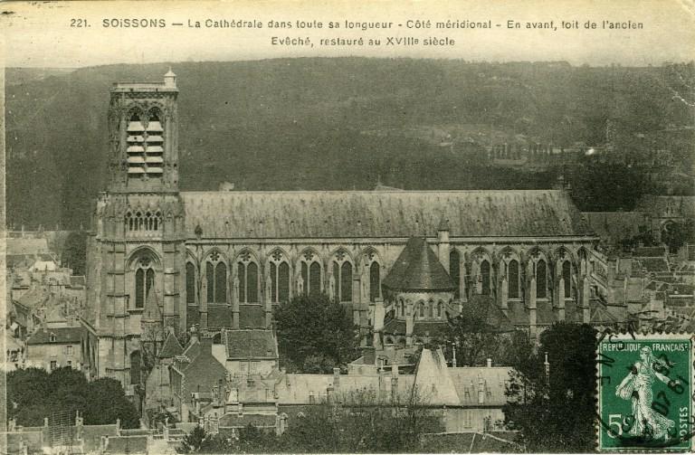 Soissons - La Cathédrale dans toute sa longueur - Côté méridional - En avant, toit de l'ancien Evêché, restauré au XVIIIe siècle_0