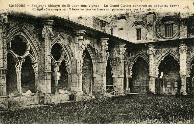 Soissons - Ancienne Abbaye de Saint-Jean-des-Vignes - Grand Cloître construit au début du XIVe siècle. Chaque côté comprenant 7 baies divisées en 2 arcs qui portaient une rose à 6 redents_0