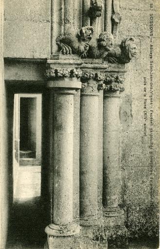 Soissons - Abbaye Saint-Jean-des-Vignes - Fausses gargouilles grimaçantes du premier étage près de la rose (XIVe)_0