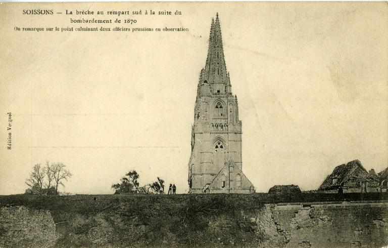 Soissons - La brèche au rempart sud à la suite du bombardement de 1870. On remarque sur le point culminant deux officiers prussiens en observation_0
