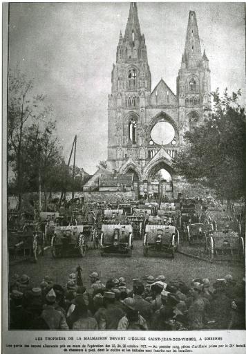 La Grande Guerre de 1914-1915 - Les Trophées de la Malmaison devant l'église Saint-Jean-des-Vignes, à Soissons. Une partie des canons allemands pris au cours de l'opération des 23, 24, 25 octobre 1917. - Au premier rang, pièces d'artillerie prises par le 21e bataillon de chasseurs à pied, dont le chiffre et les initiales sont inscrits sur les boucliers_0