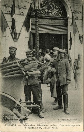 Soissons - Prisonniers Allemands sortant d'un interrogatoire à l'État Major - Juillet 1915_0